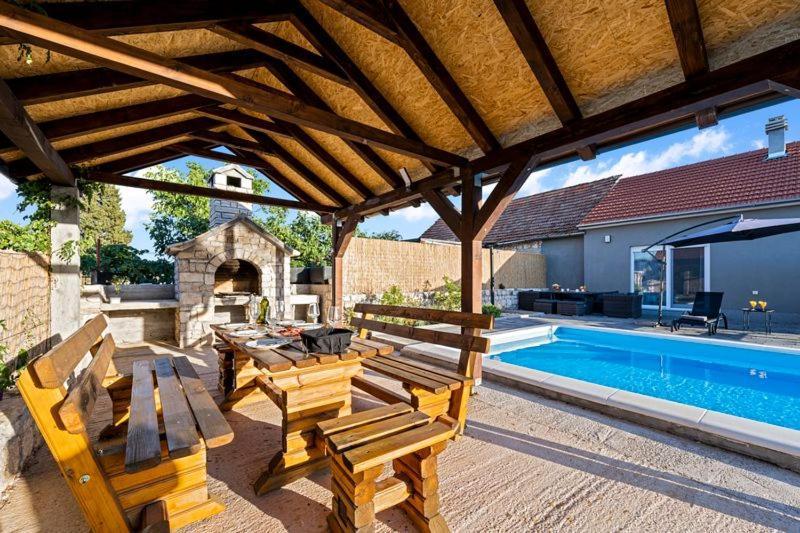 Olive Tree House With Jacuzzi, Wifi And 40M2 Pool Villa Siritovci Exteriör bild