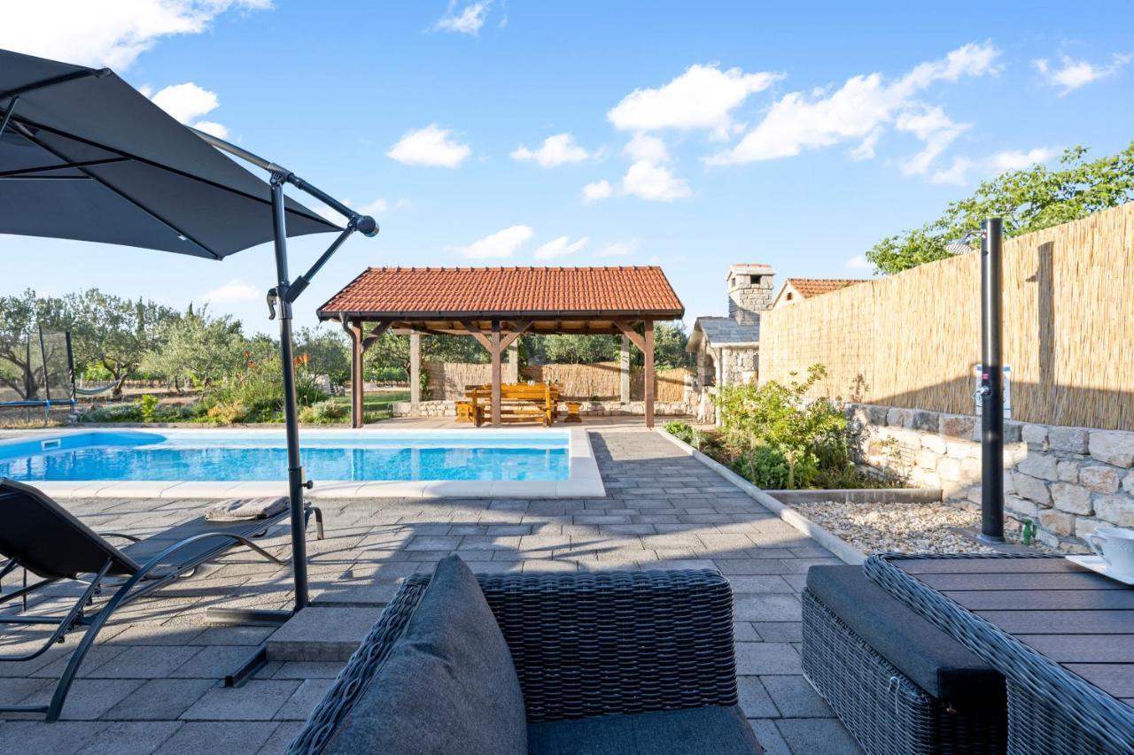 Olive Tree House With Jacuzzi, Wifi And 40M2 Pool Villa Siritovci Exteriör bild
