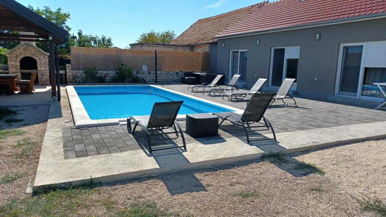 Olive Tree House With Jacuzzi, Wifi And 40M2 Pool Villa Siritovci Exteriör bild