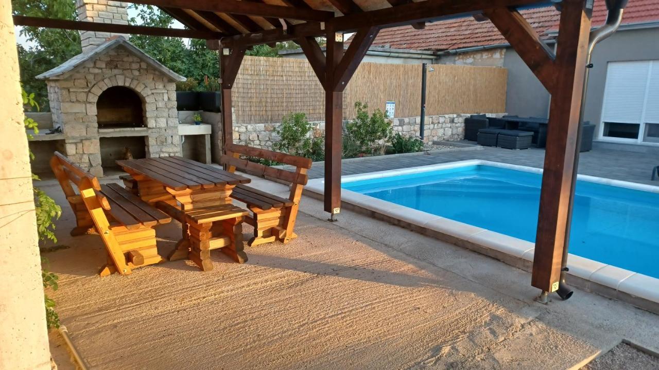 Olive Tree House With Jacuzzi, Wifi And 40M2 Pool Villa Siritovci Exteriör bild