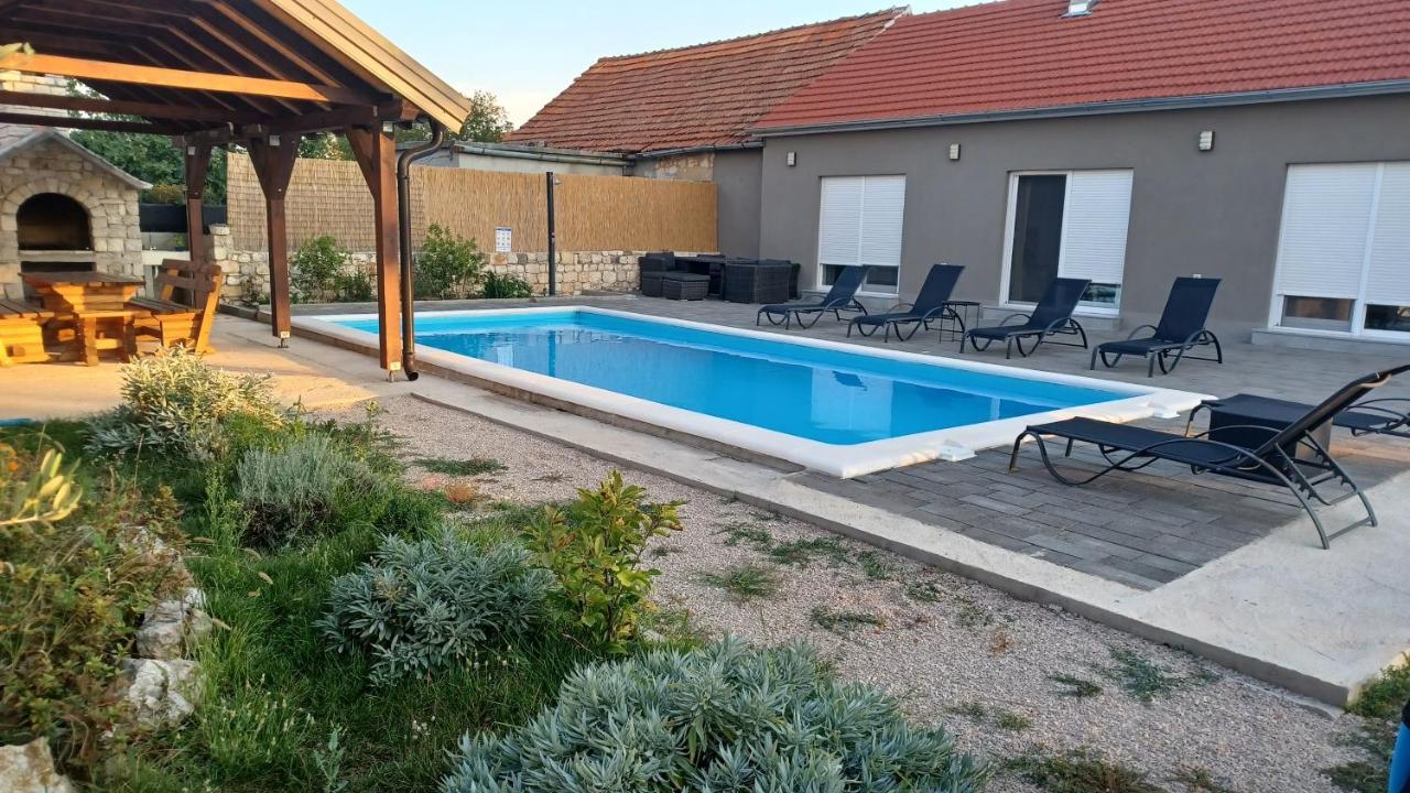 Olive Tree House With Jacuzzi, Wifi And 40M2 Pool Villa Siritovci Exteriör bild